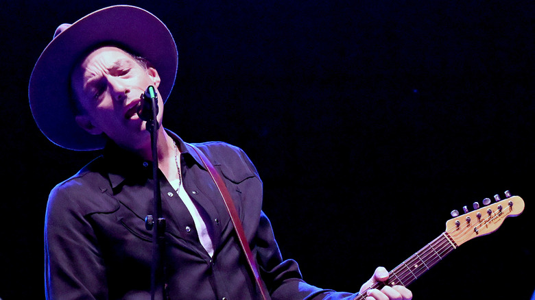Jakob Dylan performing in concert with The Wallflowers