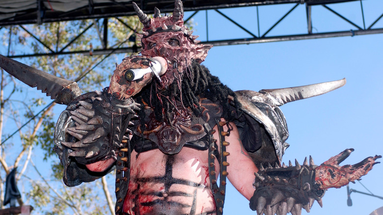 Dave Brockie aka Oderus Urungus costume singing