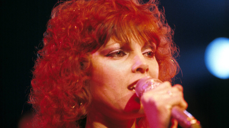 Side shot of Pat Benatar singing in the late 1970s