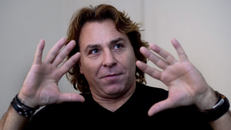 Roberto Alagna gesturing with both hands