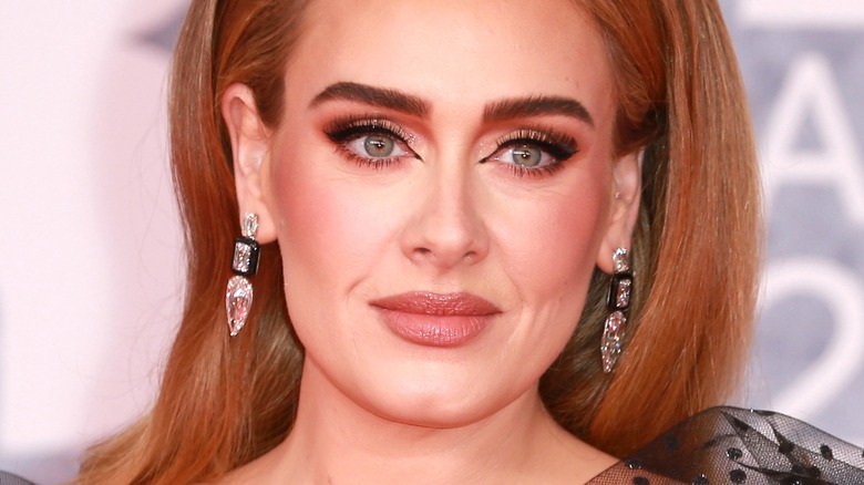 Adele posing at the 2022 Brit Awards