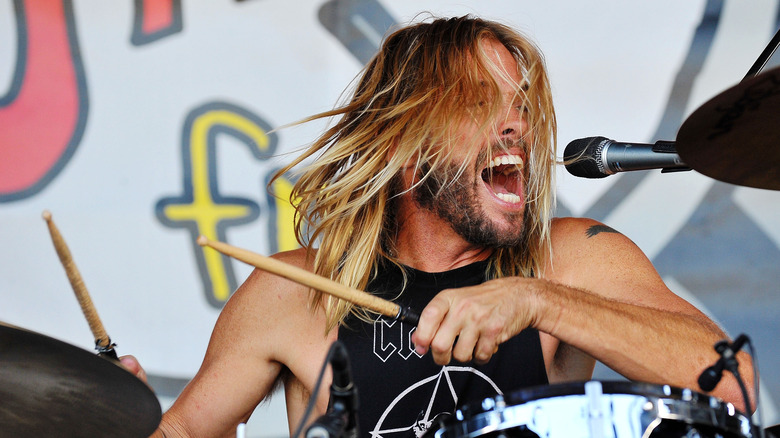 Taylor Hawkins playing drums