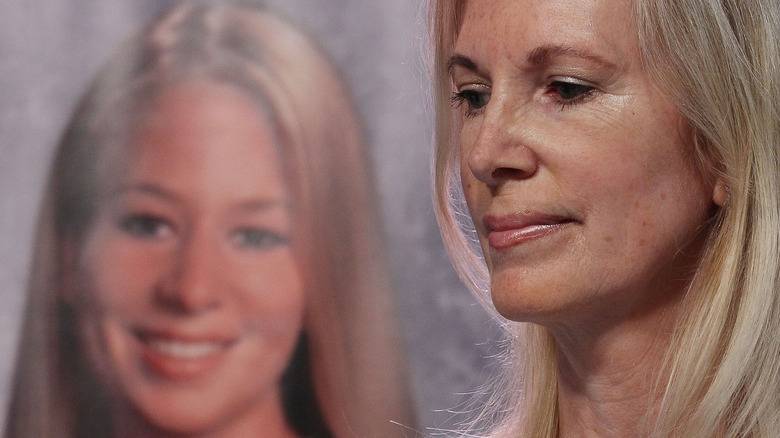 Natalee Holloway's mother in front of her picture