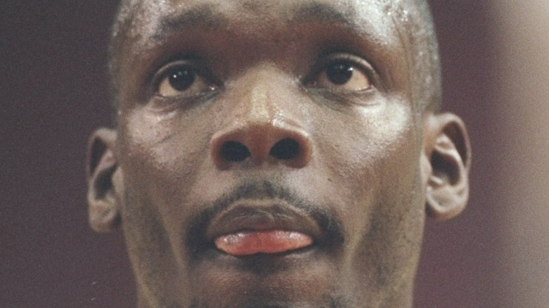 Malik Sealy playing basketball