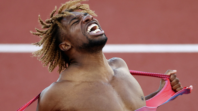Noah Lyles tears off shirt