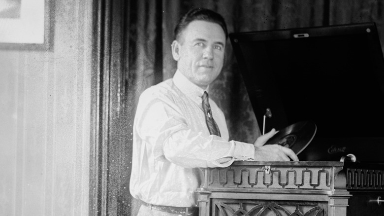 Vernon Dalhart working a phonograph