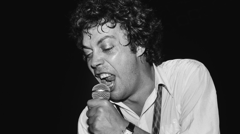 Tim Curry singing on stage