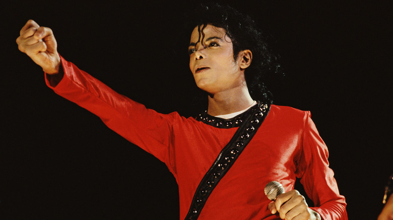Michael Jackson singing onstage in 1988 pumping fist