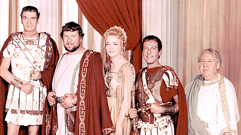 Laurence Olivier and Charles Laughton bookend a line-up of "Spartacus" cast members
