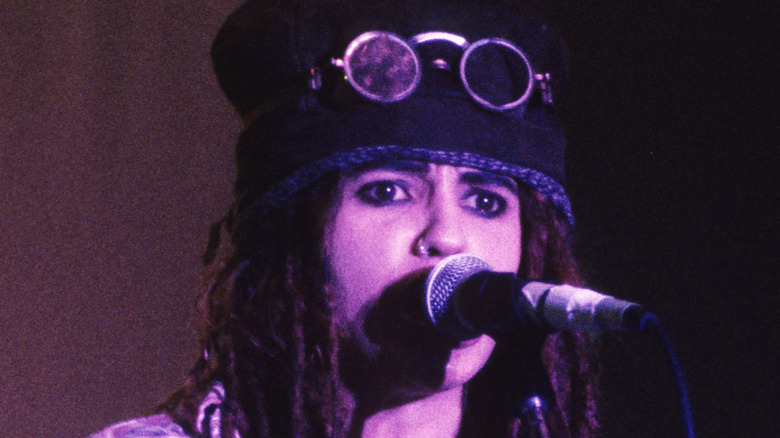 Linda Perry performing with 4 Non Blondes