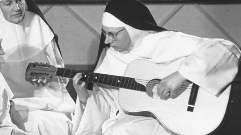 Soeur Sourire playing guitar