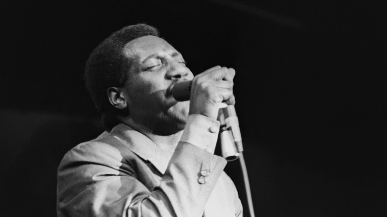 otis redding singing into microphone onstage, 1967