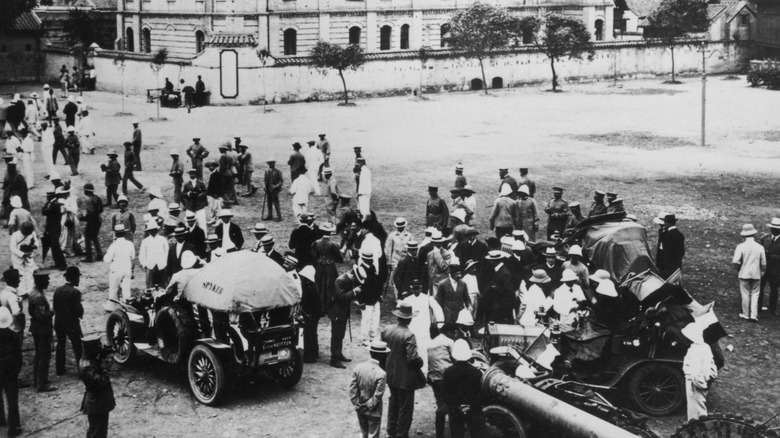 Godard's Dutch Spyker 1907 Peking to Paris beginning of race