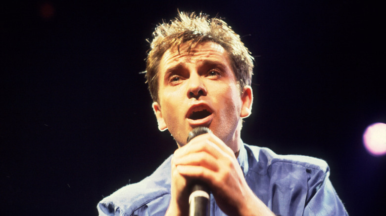 Peter Gabriel singing on stage in 1986