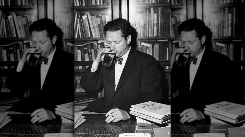 Dylan Thomas drinking