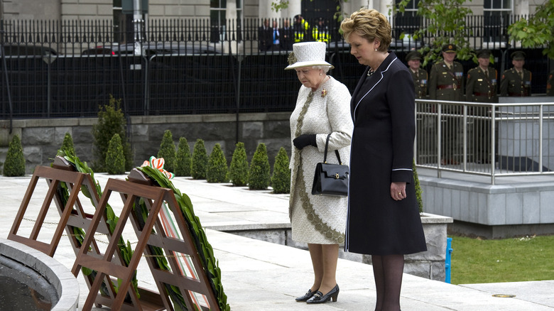 Queen Elizabeth laying a wreath at the Garden of Remembrance - The Line To See The Queen's Coffin Is Much Longer Than You Think