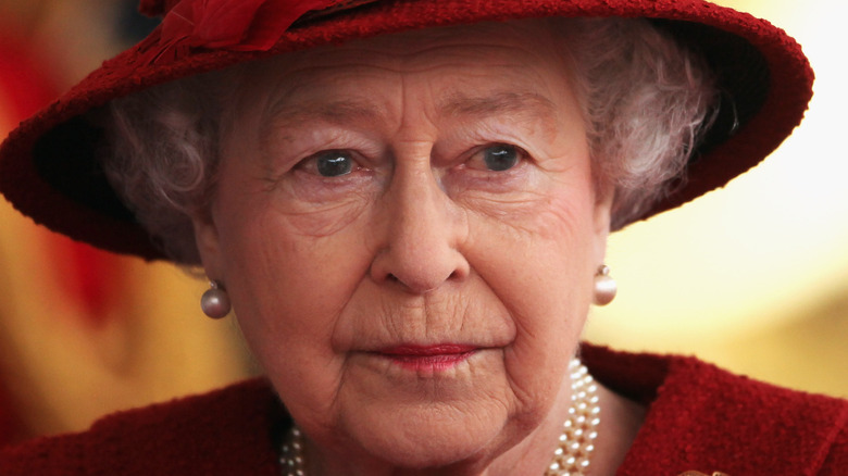 queen elizabeth red hat