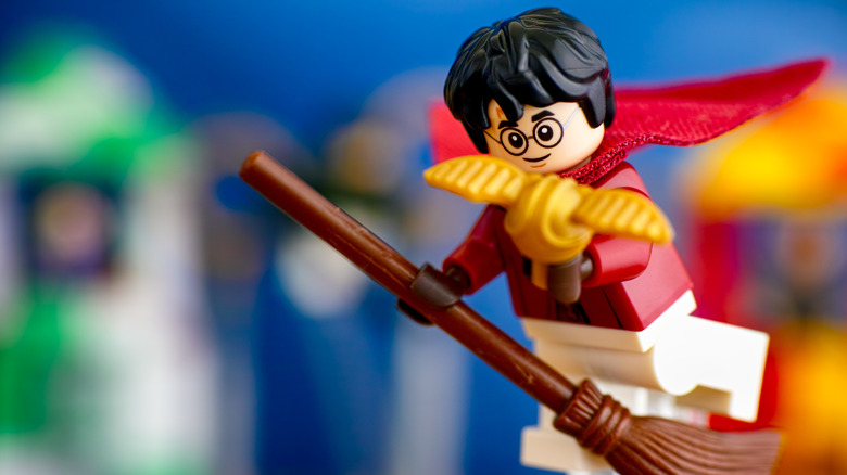 Lego Harry Potter Quidditch set Harry holding Golden Snitch on broomstick