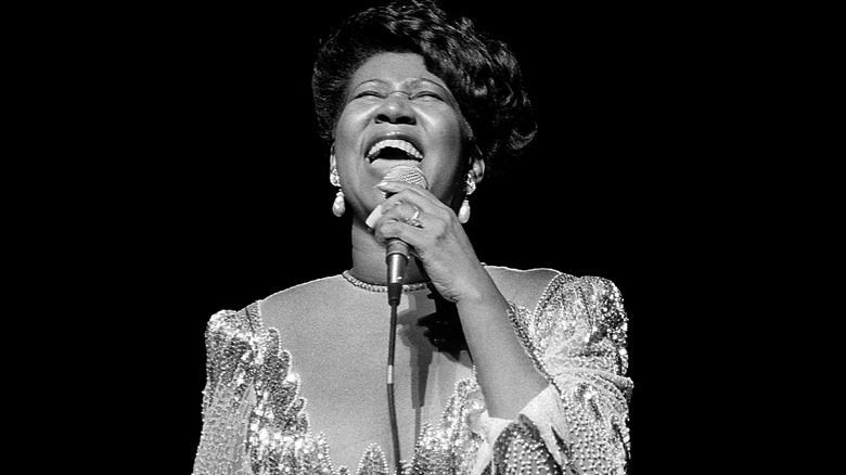 Aretha Franklin singing on stage
