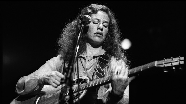 Carole King playing guitar in 1982