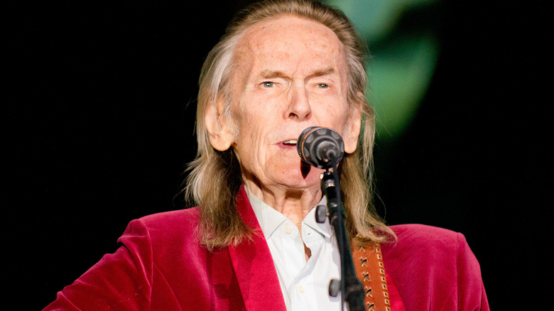 Gordon Lightfoot singing and playing guitar onstage