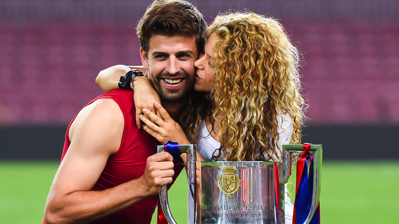 Shakira giving her ex husband Gerard Piqué a kiss on the cheek
