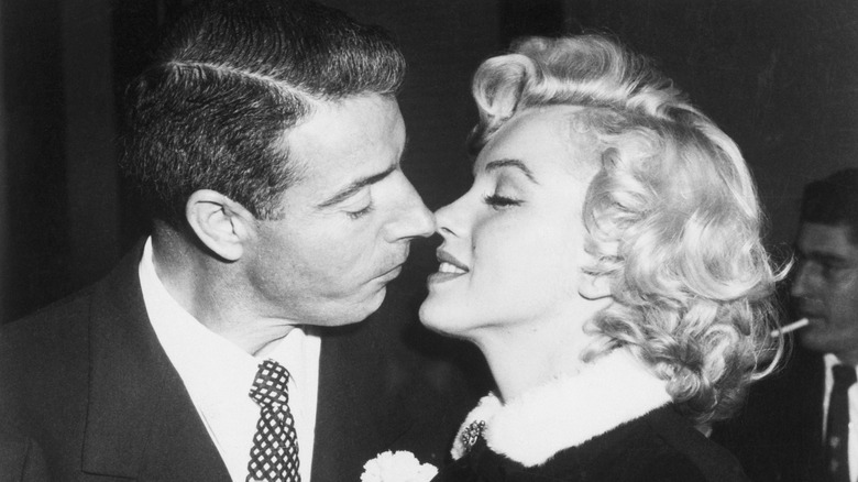 Marilyn Monroe and Joe DiMaggio kiss