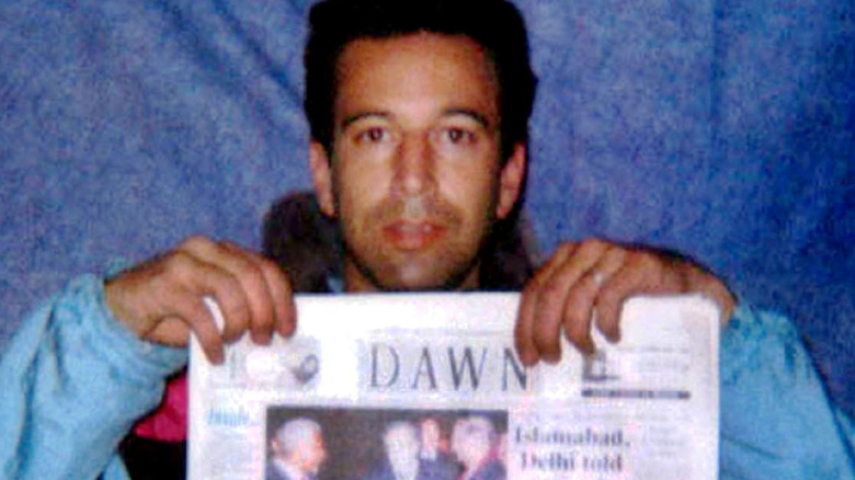 Daniel Pearl holding up newspaper in kidnapping video
