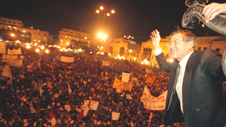 Alberto Fujimori waving to mob of supporters