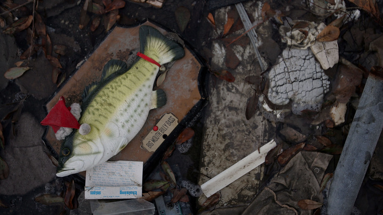 Big Mouth Billy Bass in trash