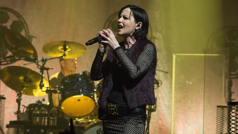 The Cranberries' Dolores O'Riordan singing on stage in Paris, France in 2017