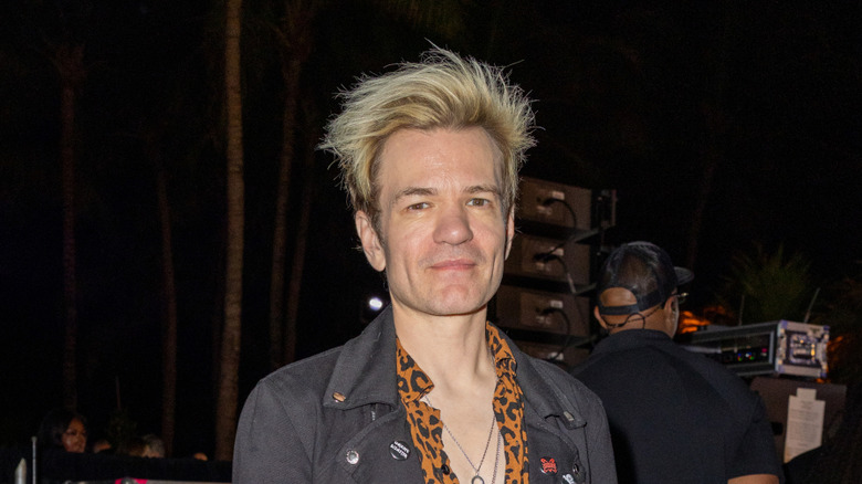 Deryck Whibley looking serious backstage