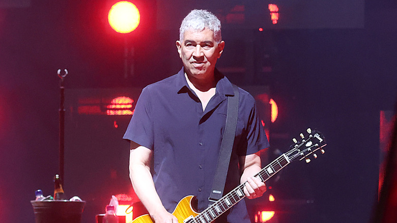 Pat Smear playing guitar on stage