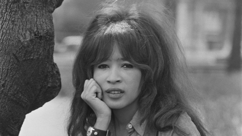 Ronnie Spector posing for a photo with chin in palm of her hand