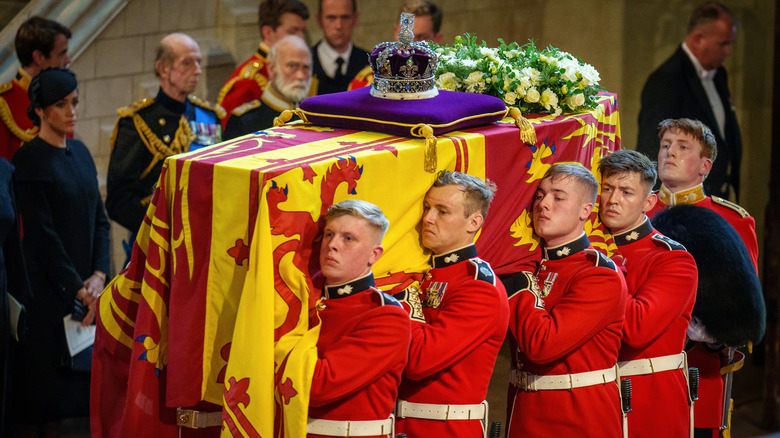 queen elizabeth ii coffin pallbearers