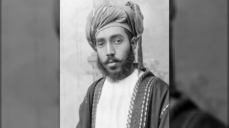 Photo of Taimur bin Feisal, Sultan of Muscat and Oman, in a head wrap