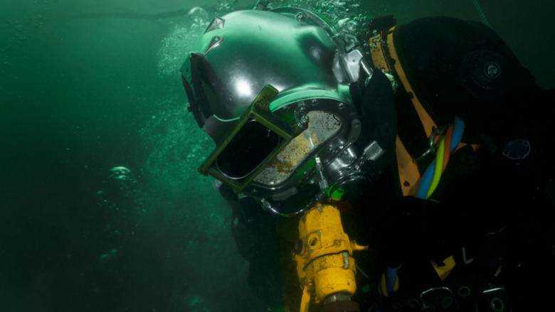 Deep-sea diver with pneumatic equipment