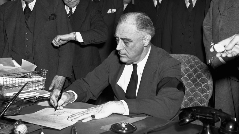 roosevelt signing declaration of war against japan