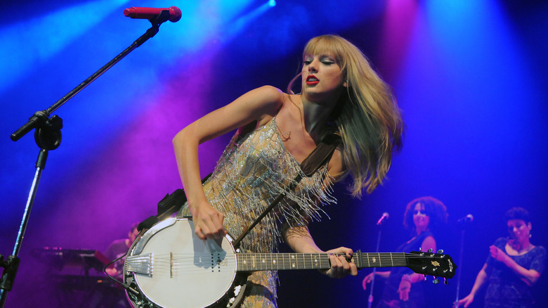 Taylor Swift performing
