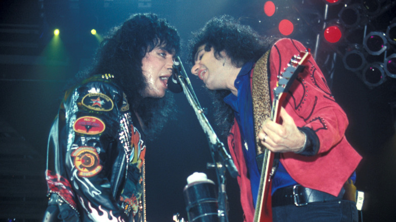 Gene Simmons and Bruce Kulick of Kiss singing into same microphone