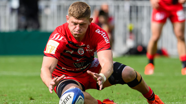 Jack Willis grabbing the rugby ball in 2025
