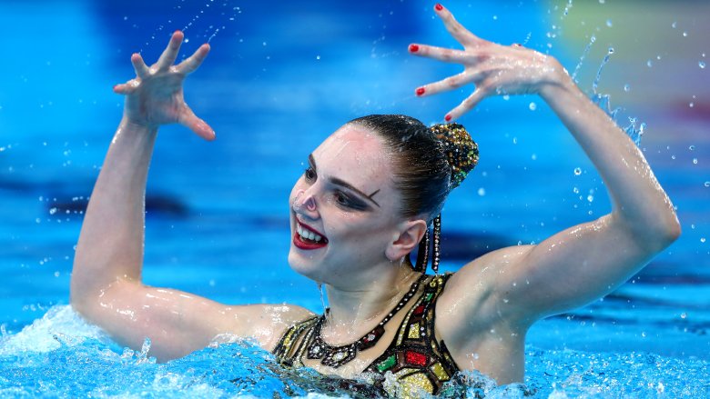 solo synchronized swimmer