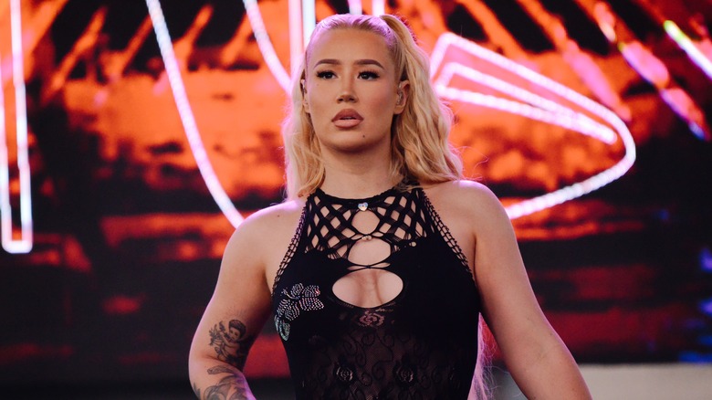 Iggy Azalea black dress standing on stage