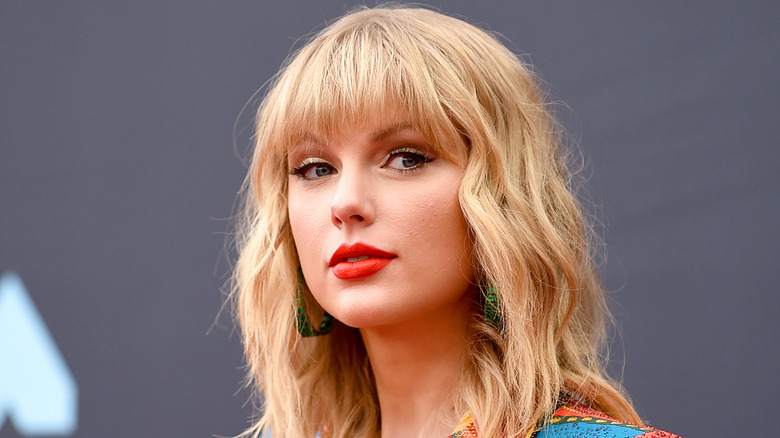 taylor swift bangs smiling