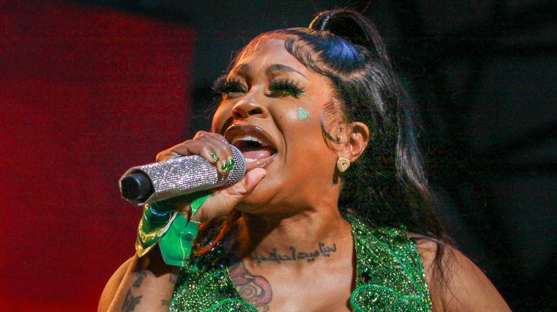 lil mo singing green costume