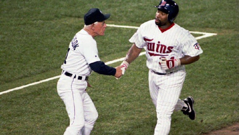 Kirby Puckett shaking hands on field