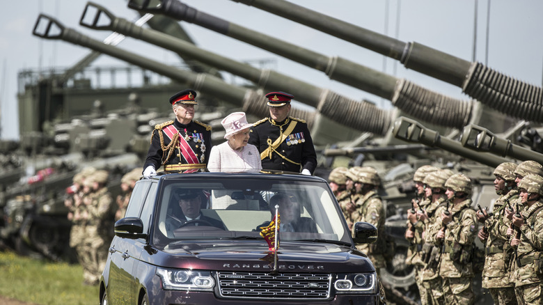 Elizabeth II inspects troops and artillery