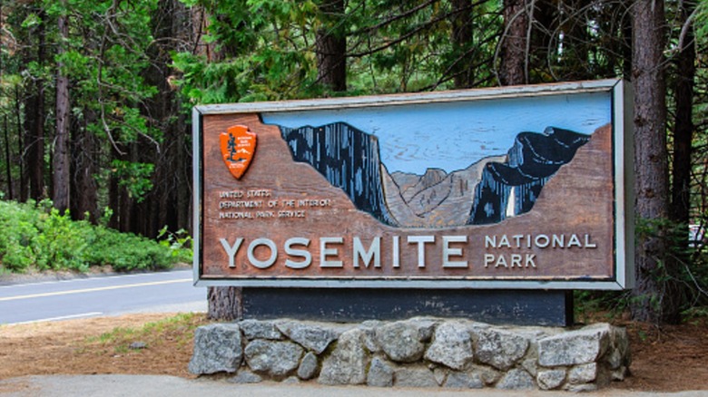 Sign at entrance to Yosemite National Park