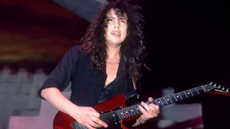 Kirk Hammett playing guitar to crowd