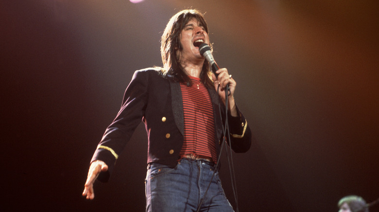 Steve Perry sings on stage